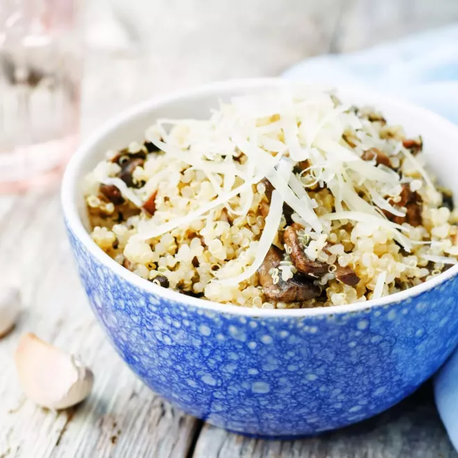 Bolée de quinoa à l'ail, noisettes, champignons et parmesan