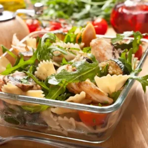 Salade de Farfalle aux champignons, tomates et poivrons