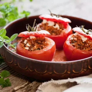 Tomates farcies au riz, pignons, raisins secs et feta